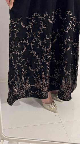 عبايه غرور بتطريز ذهبي فاخر بالعبايه والطرحه