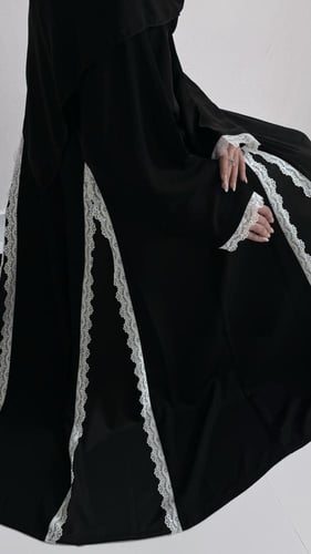 عبايه دانتيل ابيض بكسرات انيقه