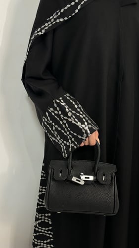 عبايه اصايل بتطريز ابيض نص كلوش معا طرحه