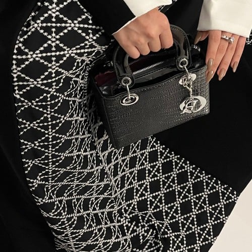 عبايه بثينه قماش كتان فاخر نص كلوش