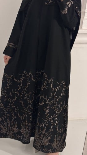 عبايه غرور بتطريز ذهبي فاخر بالعبايه والطرحه