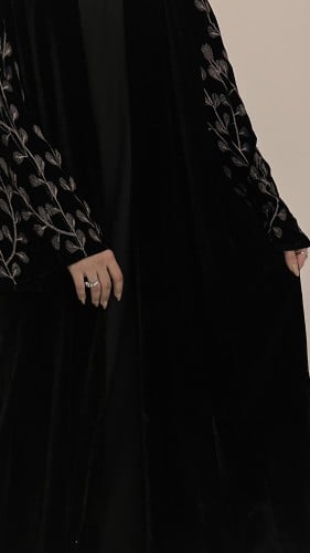 عبايه غصون قماش مخمل فاخر بتطريز انيق بالكم قصه عا...