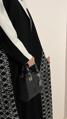 عبايه بثينه قماش كتان فاخر نص كلوش