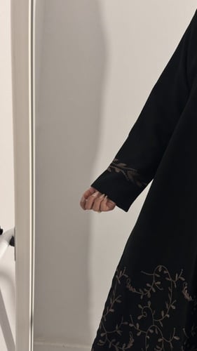 عبايه غرور بتطريز ذهبي فاخر بالعبايه والطرحه