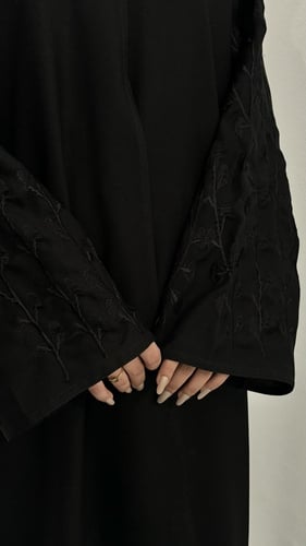 عبايه غصون اسود بتطريز فاخر بالاكمام قماش كويتي وا...