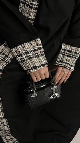 عبايه غيداء قماش كويتي بتصميم انيق مع طرحه