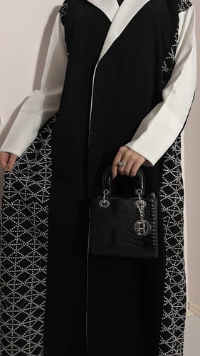 عبايه بثينه قماش كتان فاخر نص كلوش