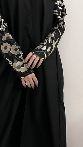 عبايه نجوى قماش كويتي قصه عاديه بتطريز انيق