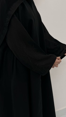 عبايه سوسن فصوص كلوش مع طرحه قماش العبايه كتان