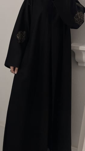 عبايه بتطريز ذهبي نص كلوش طقطق قماش كتان