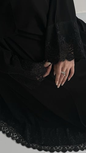 عبايه دانتيل اسودكم وتحت نص كلوش مع طرحه