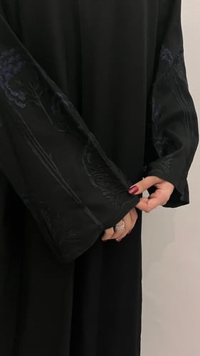 عبايه بتطريز كحلي