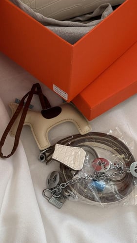 شنطه بيركن وسط بتصميم انيق جلد ابيض