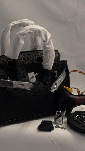 حقيبه بنمط هيرمز لون اسود مع ملحقاتها