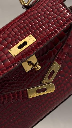 حقيبه بتصميم انيق بلون احمر مع سير