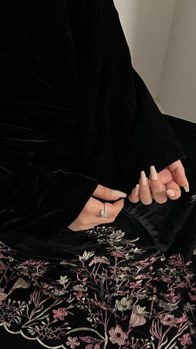 عبايه سكره مخمل مع طرحه