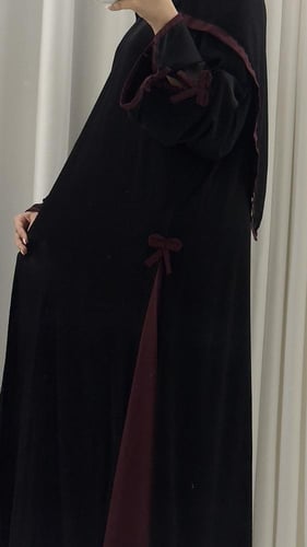 فيونكه برغندي مع طرحه