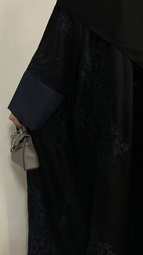 عبايه بلو قماش كتان كويتي بتطريز كحلي