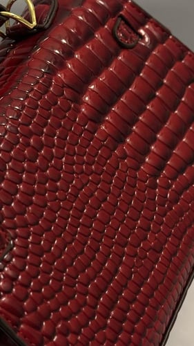 حقيبه بتصميم انيق بلون احمر مع سير