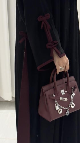 فيونكه برغندي مع طرحه