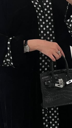 عبايه دلع شتوي مخمل كم منقط