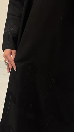 عبايه نوره اسود بتطريز انيق