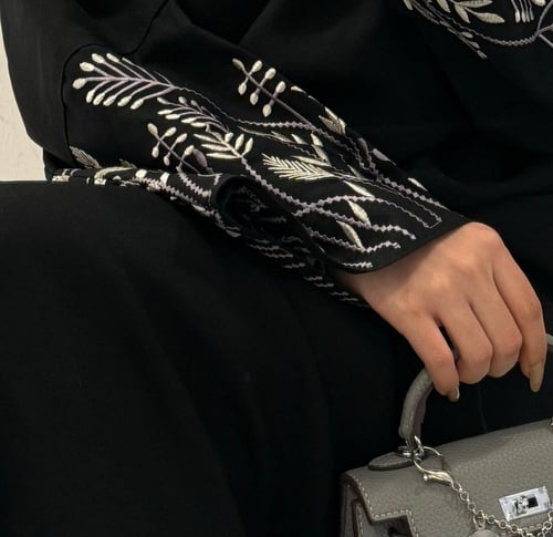 عبايه رنيم بلس التطريز في الاكمام وطرحه فقط قماش ك...