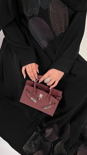 جولي عبايه ملكي بطريقة خيوط لامعه متناسقه