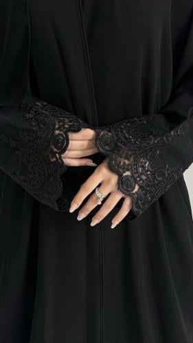 عبايه دانتيل اسودكم وتحت نص كلوش مع طرحه