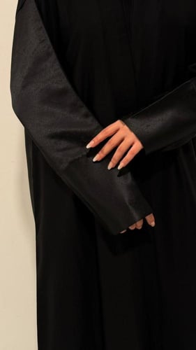 لجين اسود بلمسات برغندي