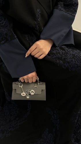 عبايه بلو قماش كتان كويتي بتطريز كحلي