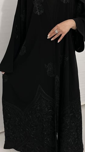 عبايه جلنار بتطريز اسود ملكي