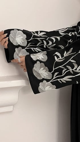 عبايه اوركيد ابيض تطريز انيق قماش كتان كويتي