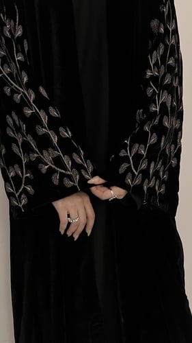 عبايه غصون قماش مخمل فاخر بتطريز انيق بالكم قصه عا...