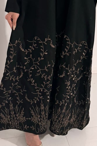 عبايه غرور بتطريز ذهبي فاخر بالعبايه والطرحه