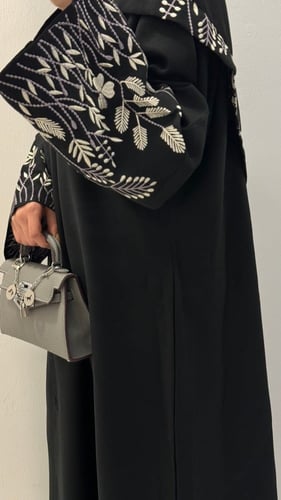 عبايه رنيم بلس التطريز في الاكمام وطرحه فقط قماش ك...