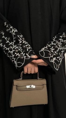 عبايه نورابيض بتطريزنص كم مع طرحه قصه عاديه قماش ك...