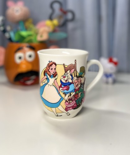 كوب آليس في بلاد العجائب