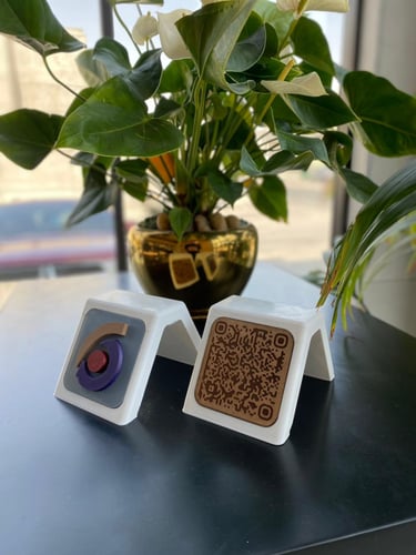 درع المنيو مع QR Code + شريحة NFC