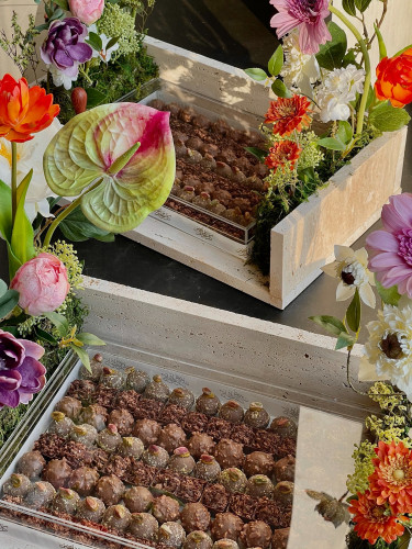 Traventino artificial board and Belgian chocolate box with acrylic mold only Jeddah