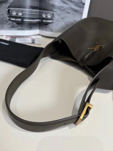 سان لوران Hobo مقاس 23 سم