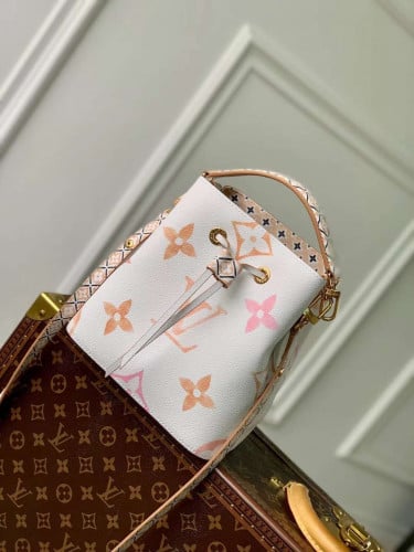 شنطة LV ماستر 20 سم