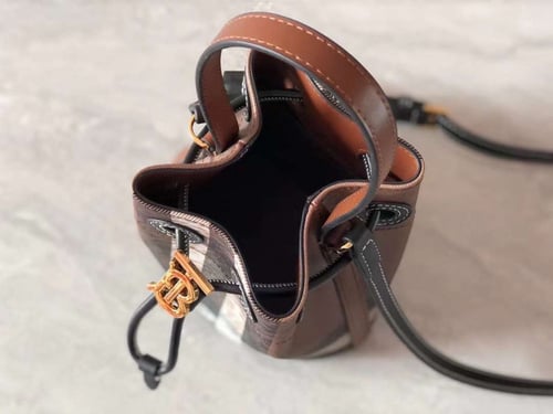 شنطة burberry ماستر 18.5 سم