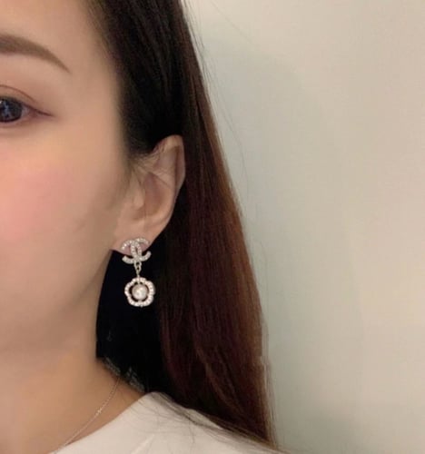 حلق Chanel مع الملحقات