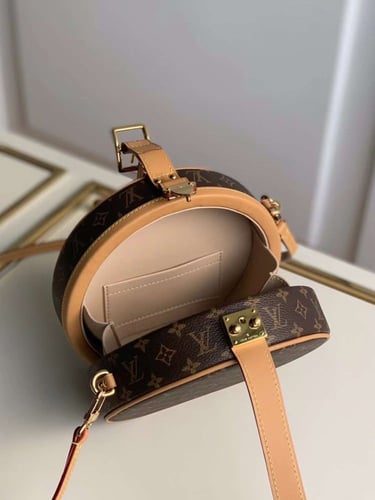 شنطة LV ماستر 17.5 سم PETITE BOITE CHAPEAU