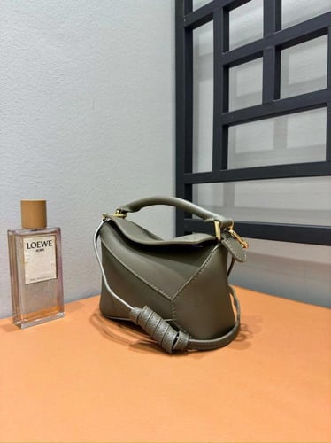 شنطة Loewe ماستر 18 cm