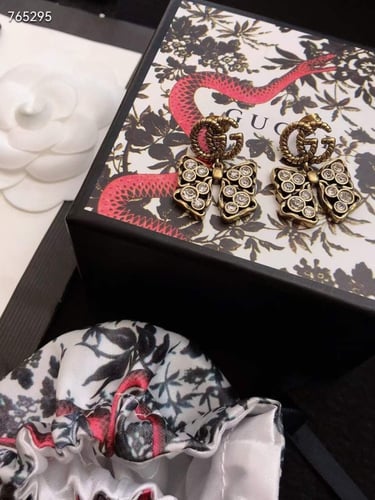 حلق Gucc مع الملحقات