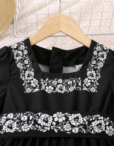 فستان بناتي أسود - بزخارف نباتية بيضاء