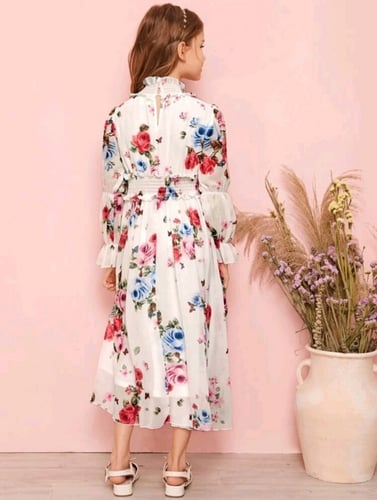 فستان بناتي أبيض بعنق طويل