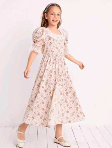 فستان بناتي بدانتيل أبيض